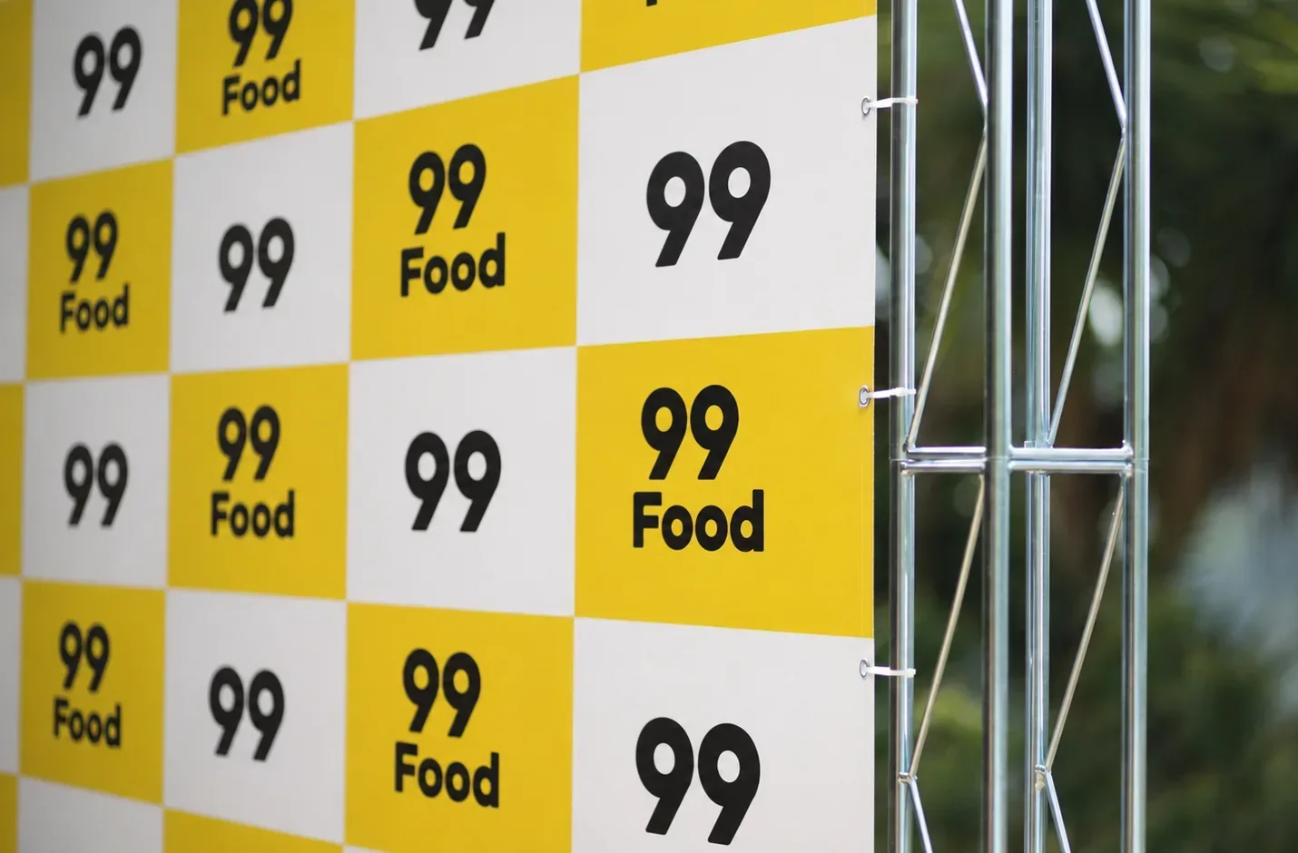 Box truss instalado para a 99 Food