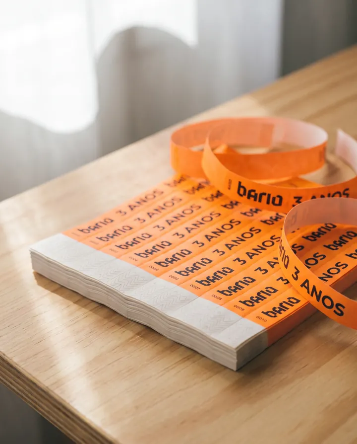 Pilha de pulseiras laranja de controle de acesso para evento de 3 anos