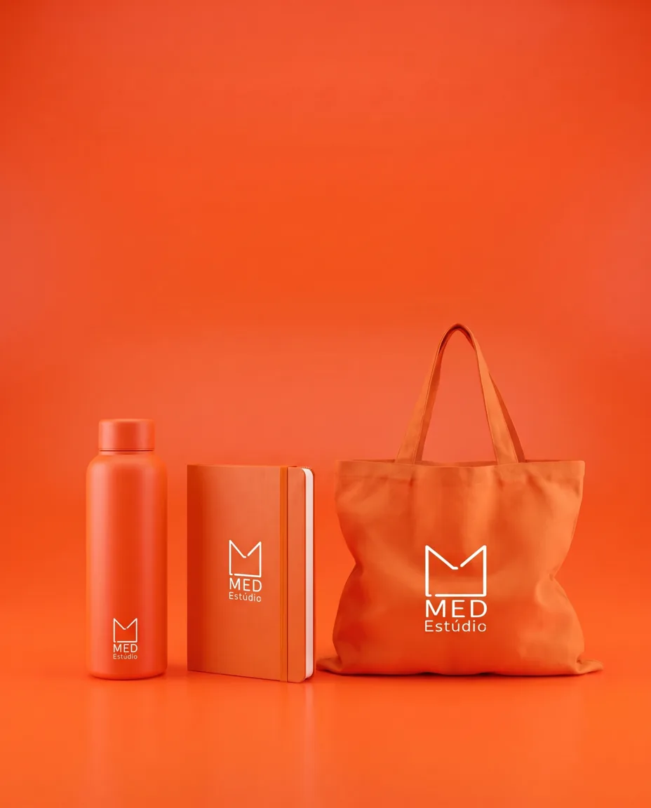 Garrafa e caneca laranja em estúdio com fundo laranja